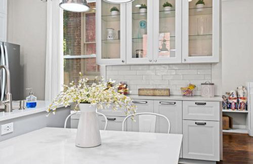 Elegant Manor w Private Yard & Modern Amenities - Foto 30