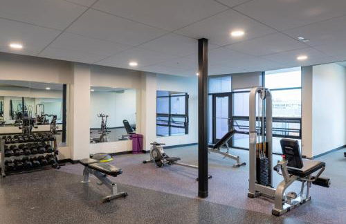 Modern 1BR Apt with Rooftop, Gym, and Parking - Foto 10