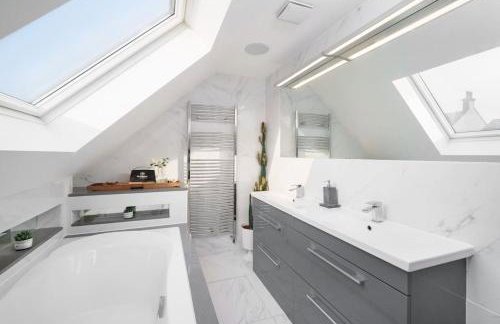 Beautiful 4 Bed Immaculate Condition Refurbished Property - Foto 1