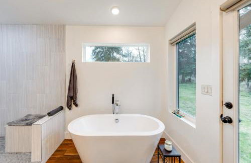 Water Views Whidbey Island Hideaway with Deck - Foto 12