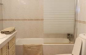 Ben House, private parking - Photo 16