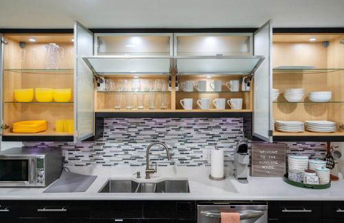 UF SUNSHINE HOUSE - Patio & BBQ - Chef Kitchen - EV Car Station - Upscale Neighborhood! - Foto 10