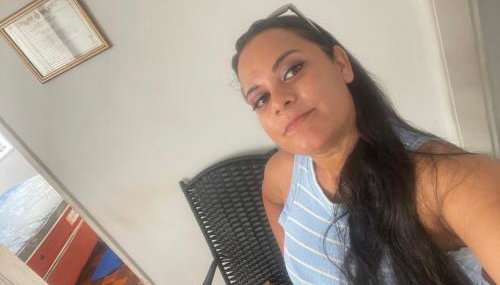 Quarto com sacada possui cama de casal, ventilador e guarda-roupa - Foto 2