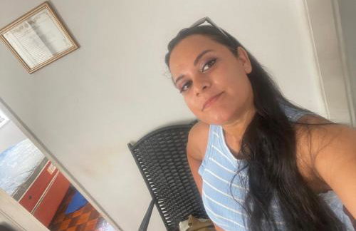 Quarto com sacada possui cama de casal, ventilador e guarda-roupa - Photo 2