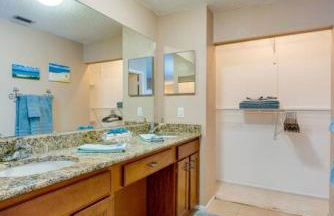 Large pool home and blocks away from the beach - Foto 44