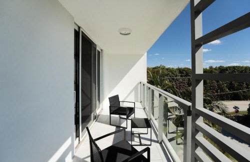 Modern Two Bedroom Suite with 2 King Beds Pool and Steps from the Beach - Foto 45