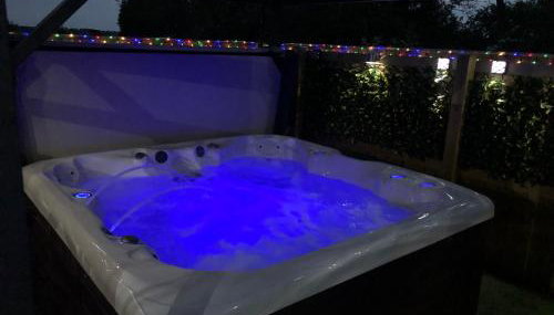 Spacious Lodge With Hot Tub - Foto 3