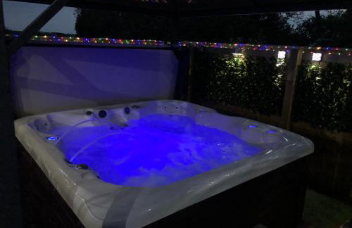 Spacious Lodge With Hot Tub - Foto 3