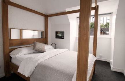 One-Bedroom flat in Cheam Village - Photo 5