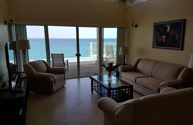 Je Suis Jamaica - 4 B R Beachfront Villa w Staff - Photo 39