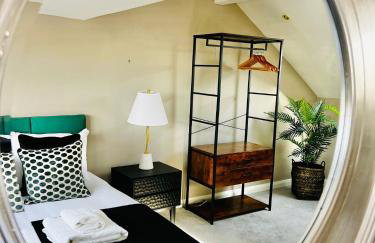 Modern 5 Bed 3 Bath House - Photo 16