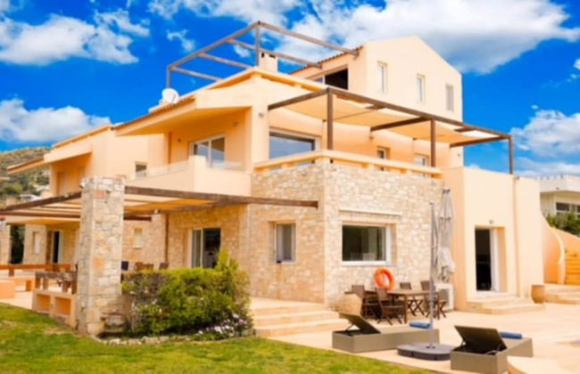 Deluxe 5 Bdrm Villa w Pool Next to the Beach - Photo 4