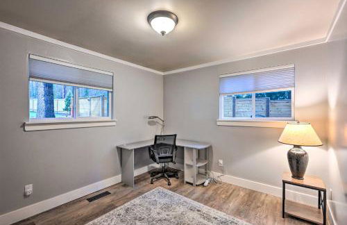 Modern Redmond Home with 2 Fireplaces and Yard! - Foto 12