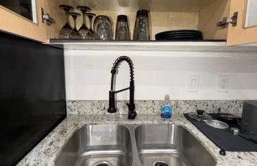 Queens Cozy Condo Near Downtown Airport - Photo 4