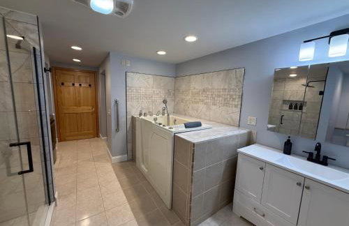 Luxury Waterfront Retreat on Black Lake - Foto 26