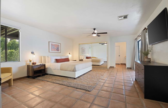 Sleeps 20! Architectural Mansion w/ Pool, Indoor Tennis Court, Game Room Starlight Estate by Avantstay - Foto 19