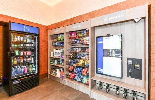 Posh 2BR Retreat Gym, Prkng and Scenic Rooftop - Photo 44