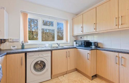 Luxury 2 Bedroom Apartment with Free Parking Opposite Queen Elizabeth Hospital - Photo 16