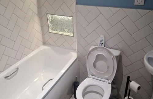 Spacious 3BR Home, 2 Bathrooms, Parking, Rushden - Foto 16