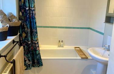 No 3, apartment in the heart of Bridport, Dorset - Photo 21