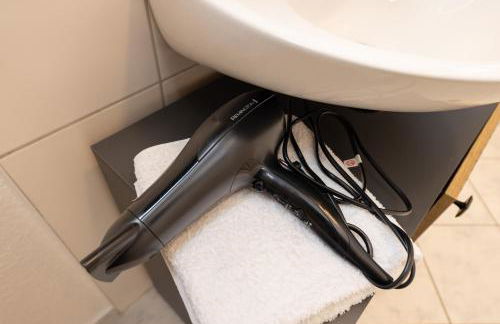 Central 6 Beds Apartment, Group & Family Friendly, Kitchen, Washer, Work Station, Netflix & PayTV - Photo 18