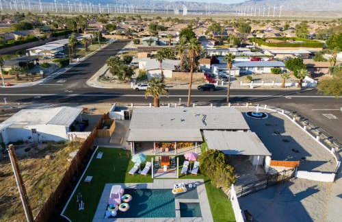 Desert Glow Getaway - Pool - Lounging - Backyard Games - Foto 8