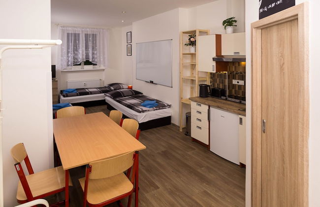 School Apartment by metro stop Vyšehrad - Foto 9