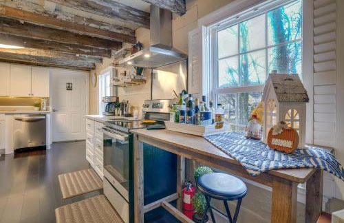 Walk to Beach Historical Fredericksburg Home - Foto 10