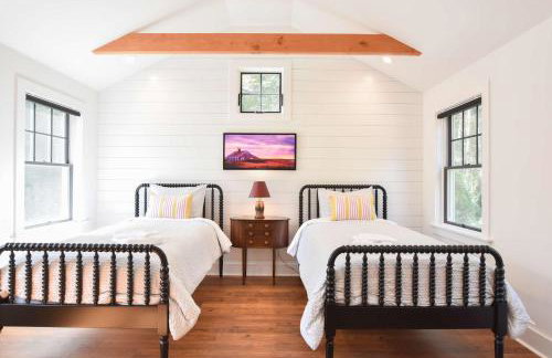 Gorgeous Renovation Walk to Water - Photo 22