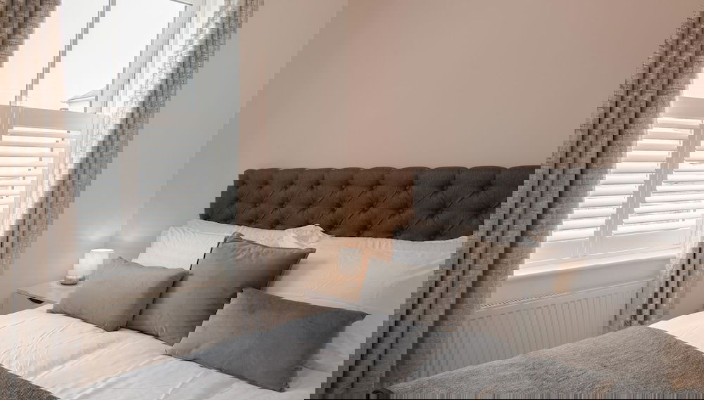 Stunning 2 BD with Patio & Free Parking - Foto 1, Habitación