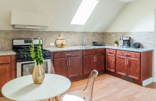 Spacious 2BR Apartment near Airport - Central Charming - Foto 31