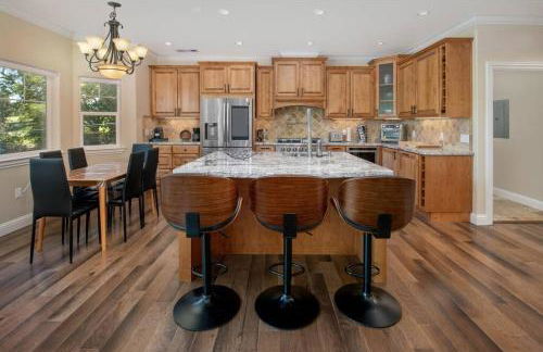 New Luxury 5BR Cabin in Pine Mountain Lake! 1 Minute to Beach! Massage Chair! Close to Yosemite! Perfect for Retreats and Escapes All Seasons! - Foto 23