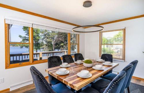 5BR Lakefront Getaway with hot tub - Foto 9