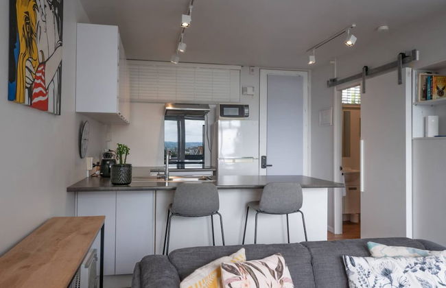 Centrally Located Light-filled Studio w/ Parking - Foto 12