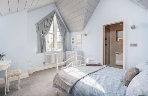 The Old Abbey Farmhouse - Stay at Quarr Abbey Monastery - Pet-Friendly Farmhouse with History & Countryside Views, surrounded by woodland & nature - Photo 26