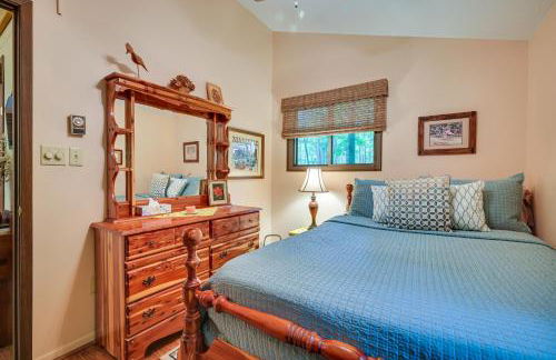 Charming Hedgesville Retreat with Deck and Fireplace! - Foto 12