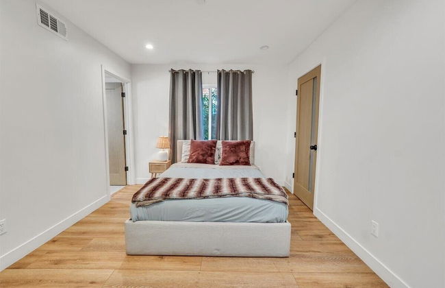 Luxurious Townhome - Photo 6