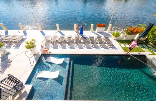 The Modern Castle Canal View Access Rooftop Living Greenhouse VlLLAS - Foto 8