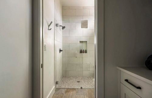 Luxe 3BR Lake Escape - BBQ Firepit & Pickleball - Foto 26