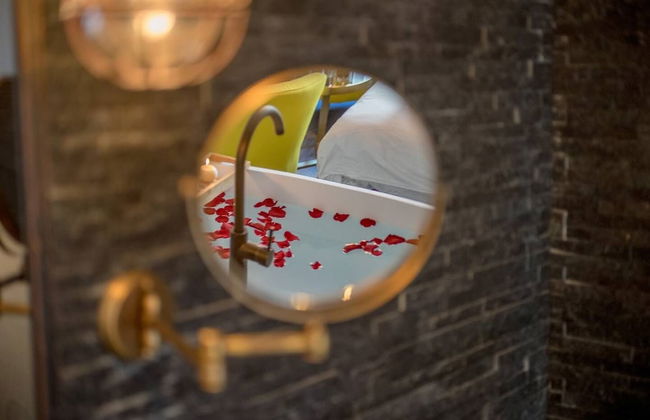 Miss Eiffel Tower - Photo 10