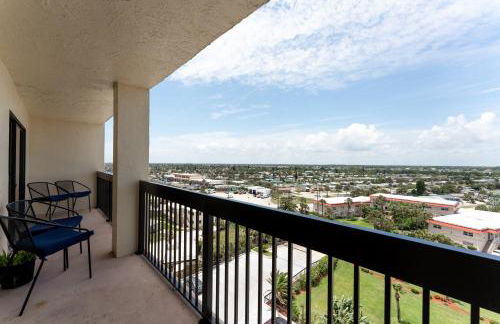 Beach views with top complex amenities and covered parking! - Foto 1