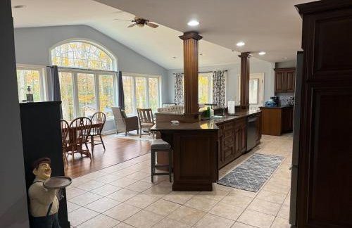 Large home with hot tub in serene wooded setting - Foto 19