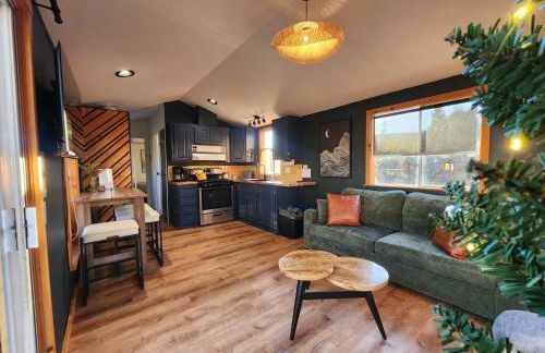Cozy Covelo Tiny Home - Hot Tub & Oaks - Foto 26