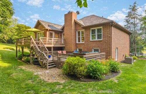 Updated and Spacious Home with Huge Yard Office and Decks - Foto 52