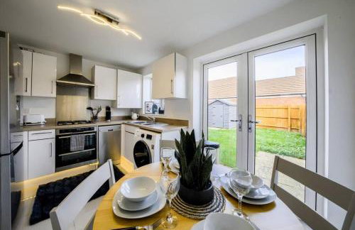 3 BedRoom house, Sleeps 6 with Full Kitchen, Garden and Free Parking - FREE Wi-Fi near Milton Keynes Bowl - Foto 28
