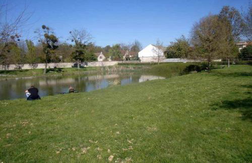 Airport Paris Eiffel Tower Center Roissy CDG - Foto 26