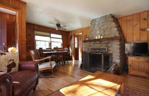 Ahwahnee-be Vintage Cabin - Walk to town! - Foto 2