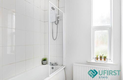 Bright 4 BR Home - Forest Fields - City Centre - Free Parking - WiFi - Close to Forest Rec - Sleeps 8 - Foto 9