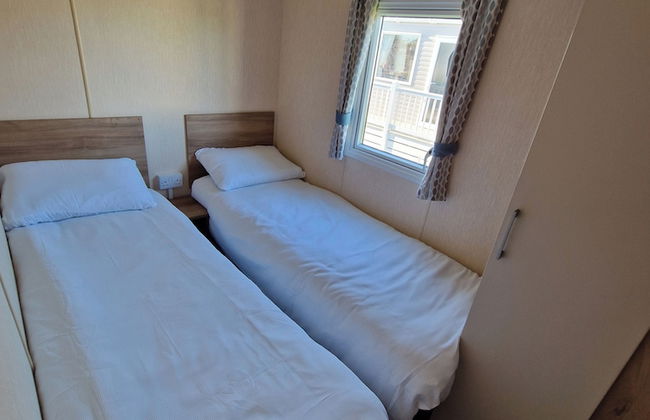 Serene Chalet Retreat in Chichester - Photo 3