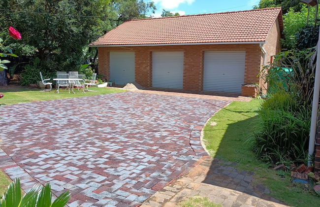 Charming Randburg Accommodation Near the Olivedale Clinic - Foto 22